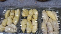 Jika Anda tak mau repot dengan membawa buah durian yang berkulit duri, Anda juga bisa meminta penjual untuk mengemasnya dengan wadah plastik seperti ini. Foto: dok. detikFood