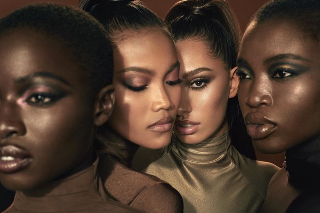 Dengan busana bergaya turtle-neck, Laras sukses menebar pesona. Gayanya kian sempurna dengan rambut bergaya pony-tail. (Foto: Instagram/@kimkardashian)