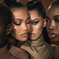 Dengan busana bergaya turtle-neck, Laras sukses menebar pesona. Gayanya kian sempurna dengan rambut bergaya pony-tail. (Foto: Instagram/@kimkardashian)