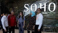 GM Sales & Marketing Manager SOHO Pancoran Herlina Tamblin berbincang dengan Sales & Marketing Manager SOHO Pancoran Vincent Bong, Center Director Ronald Liem, GM Operasional SOHO Pancoran Pujining Astuti dan Senior Sales & Marketing Manager SOHO Pancoran Dea Tweda Praiza saat Peluncuran SOHO Pancoran di Jakarta, Senin (9/9/2019). Foto: dok. APL