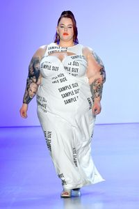 Tess Holliday, model bertubuh gemuk tampil di New York Fashion Week 2019