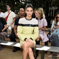 Kendall Jenner sempat lama absen di panggung fashion week. Hanya menjadi penonton di New York Fashion Week, adik Kim Kardashian ini mengaku kangen berjalan lagi di catwalk. Sejujurnya, aku merindukannya (tampil di catwalk). Aku menyaksikan para model dan merasa seperti ingin berjalan lagi di catwalk, kata Kendall kepada Vogue. (Foto: Getty Images)