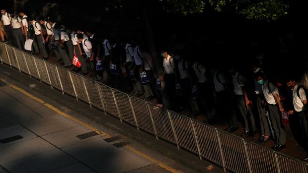 Ratusan siswa SMP di Hong Kong membentuk rantai manusia untuk mendukung demonstran antipemerintah
