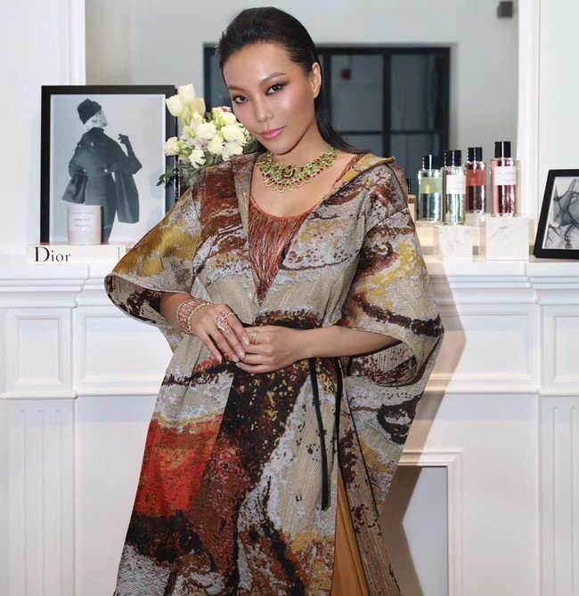 Wan pecinta perhiasan. Di setiap kesempatan, ia wajib menggunakan aksesori berlian.  Foto: dok. Instagram @baobaowan