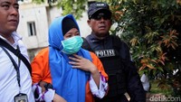 Mereka membunuh dengan cara memberikan 30 butir obat tidur ke minuman para korbannya. Setelah tidak sadar, korban dibekap hingga tewas menggunakan handuk yang diberikan alkohol. Kedua jasad korban kemudian dibakar bersamaan dengan satu unit mobil di wilayah Sukabumi.