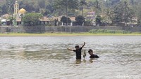 Di bagian yang masih terairi, nampak anak-anak tengah bermain air dengan riang.