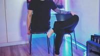 Baru-baru ini Demian jadi perbincangan netizen karena aksi sulapnya yang pura-pura gagal. Banyak masyarakat menduga ia alami kecelakaan serius, walaupun faktanya ia baik-baik saja. Buat magiclovers, tq udah pada nanyain, I’m okay, katanya. Foto: Instagram _demianaditya_