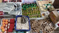 P juga turut menjual kosmetik kedaluwarsanya itu. Dia memanfaatkan event keramaian untuk memasarkannya, seperti lapak pedagang kaki lima.