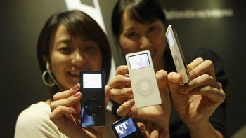 Di bulan yang sama, iPod Nano juga sudah melanglang buana ke benua Asia salah satunya Korea Selatan. (Foto: Chung Sung-Jun/Getty Images)