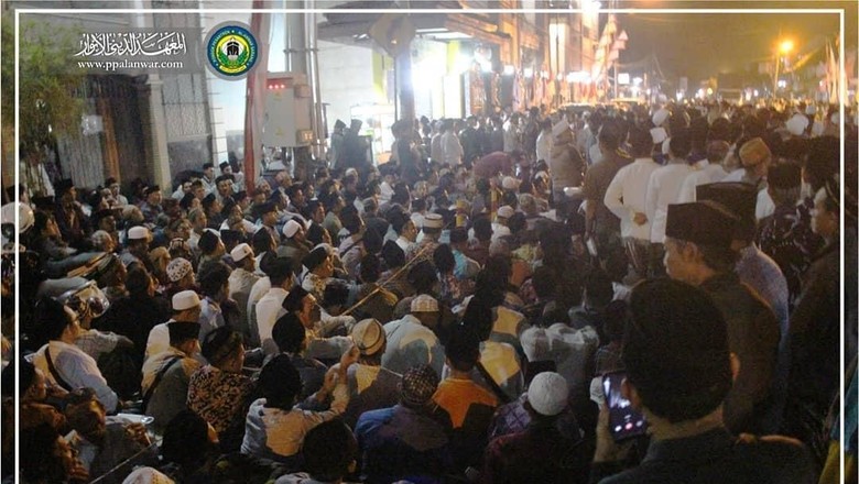 Peringatan 40 Hari Wafatnya Mbah Moen, Jalur Pantura Tuban Ditutup Total Peringatan 40 Hari Wafatnya Mbah Moen, Jalur Pantura Tuban Ditutup Total
