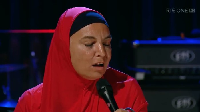Sinead OConnor tampil di The Late Late Show Irlandia.
