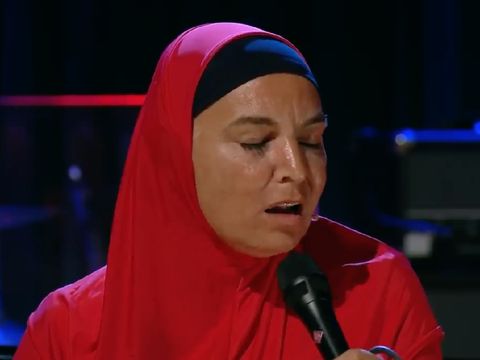 Sinead O'Connor Sinead O'Connor tampil di The Late Late Show Irlandia.