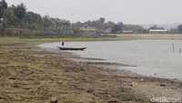 Pemandangan Situ Ciburuy musim kemarau September tahun lalu, kemarau panjang menyebabkan air di Situ Ciburuy, Kabupaten Bandung Barat (KBB), mendangkal.