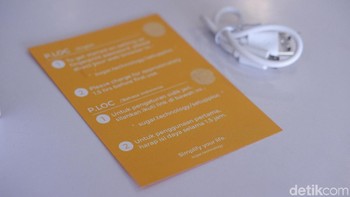 Saat dibuka, kita akan menemukan kertas petunjuk dan kabel charger. Foto: Adi Fida Rahman/detikINET