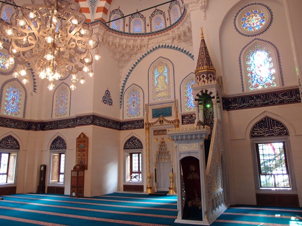 Masjid Tokyo Camii di Jepang dibangun dengan gaya Ottoman oleh para imigran asal Turki dengan bahan baku yang diimpor langsung dari negeri asal mereka. Selain Masjid, di sini juga tersedia pusat budaya Turki dan supermarket Halal lho (Agoda)