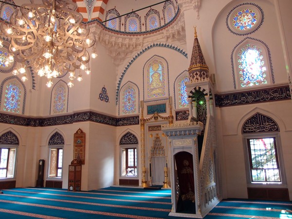 Masjid Tokyo Camii di Jepang dibangun dengan gaya Ottoman oleh para imigran asal Turki dengan bahan baku yang diimpor langsung dari negeri asal mereka. Selain Masjid, di sini juga tersedia pusat budaya Turki dan supermarket Halal lho (Agoda) Masjid Tokyo Camii di Jepang dibangun dengan gaya Ottoman oleh para imigran asal Turki dengan bahan baku yang diimpor langsung dari negeri asal mereka. Selain Masjid, di sini juga tersedia pusat budaya Turki dan supermarket Halal lho (Agoda)