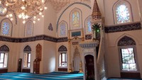 Masjid Tokyo Camii di Jepang dibangun dengan gaya Ottoman oleh para imigran asal Turki dengan bahan baku yang diimpor langsung dari negeri asal mereka. Selain Masjid, di sini juga tersedia pusat budaya Turki dan supermarket Halal lho (Agoda)