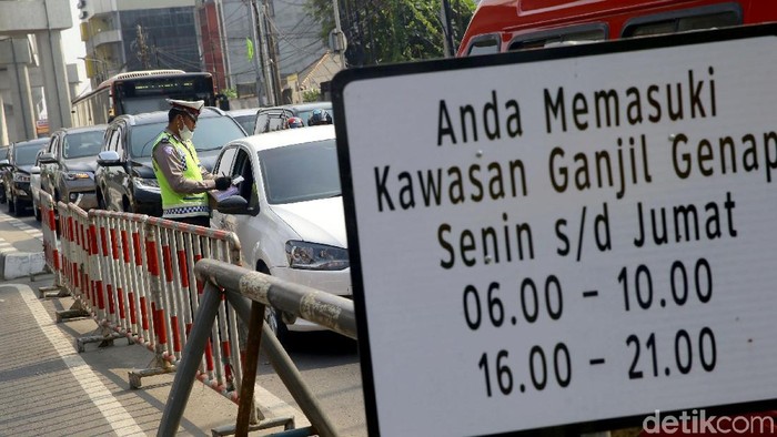 Perluasan sistem ganjil genap resmi berlaku hari ini, Senin (9/9). Sejumlah kendaraan yang melanggar di Jalan Fatmawati, Jaksel, pun ditindak oleh polisi.
