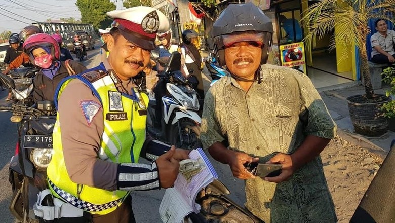 Ayah dirazia anak sendiri. Foto: Satlantas Polres Bojonegoro Ayah dirazia anak sendiri. Foto: Satlantas Polres Bojonegoro