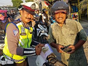 Ketika Ayah Terjaring Razia dan Diperiksa Anaknya Sendiri