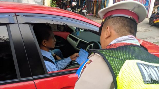 Pengemudi diberikan surat tilang