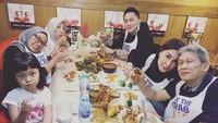 Suami Sara Wijayanto ini sedang habiskan waktu bersama keluarga. Ia pilih santap seafood gaya Louisiana yang harus memakai tangan telanjang untuk memakannya. Foto: Instagram _demianaditya_