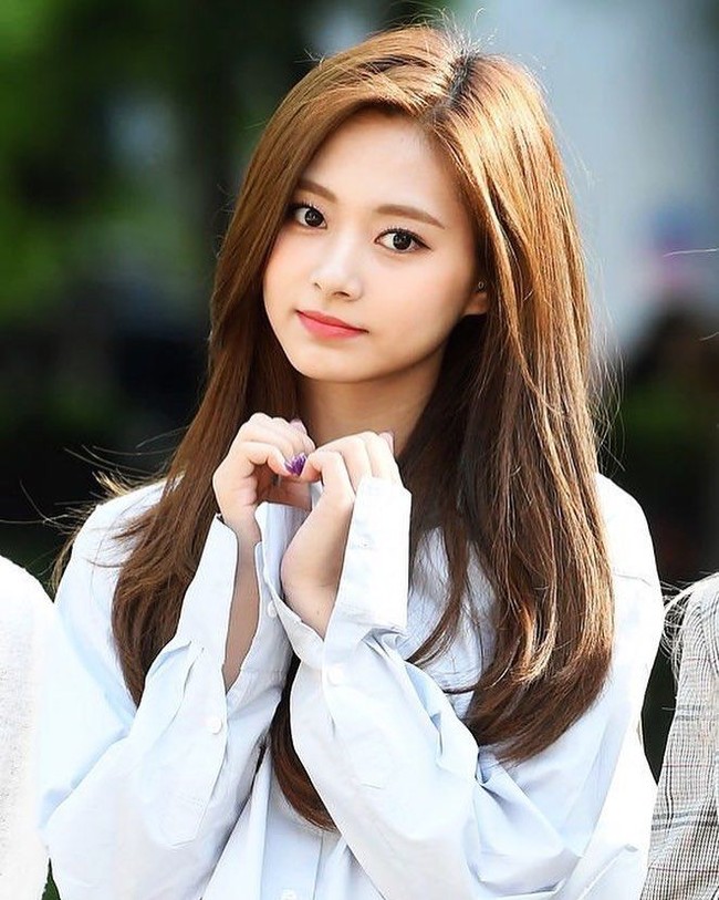 Tzuyu TWICE menempati peringkat satu dalam daftar 100 Wajah Tercantik Tahun 2019. Pengumuman itu dirilis TC Candler lewat channel YouTube pada Jumat (27/12/2019). Foto: Instagram