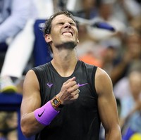 Jam tangan Richard Mille ini dibuat secara khusus dengan Nadal sebagai sumber inspirasinya. Warna kuning dengan aksen oranye pada bagian bazel dan dial merepresentasikan bendera negara asal Nadal. (Foto: Al Bello/Getty Images)