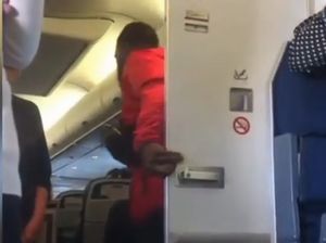 Lama Antre Masuk Toilet Pesawat, Tahunya Ada Pasangan Mesum