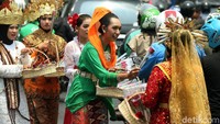 Massa yang mayoritas wanita membagikan bunga kepada pengendara yang melintas di Jalan Medan Merdeka Barat, Jakarta, Senin (9/9/2019).