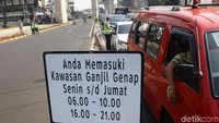 Sejumlah polisi nampak bersiaga di kawasan Jalan Fatmawati, Jakarta Selatan, untuk melakukan penindakan berupa tilang kepada pengendara yang melanggar ganjil genap di kawasan tersebut.