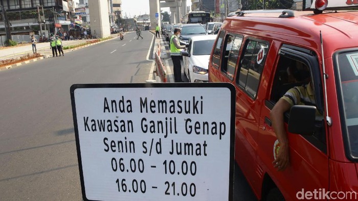 Perluasan sistem ganjil genap resmi berlaku hari ini, Senin (9/9). Sejumlah kendaraan yang melanggar di Jalan Fatmawati, Jaksel, pun ditindak oleh polisi.