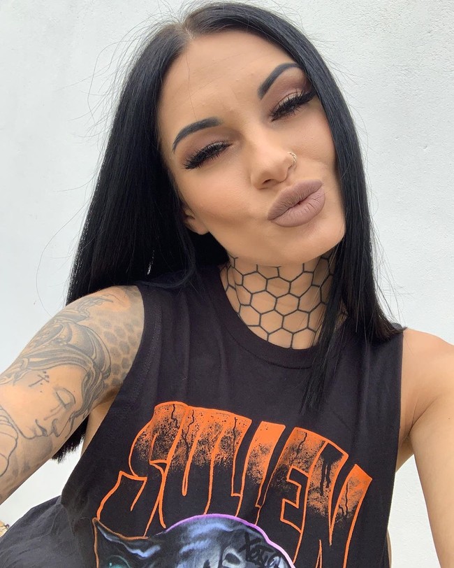 Bernadeta Philips dari Somerset, Amerika Serikat ini telah mengumpulkan 155 ribu penggemar di Instagram karena seni tubuhnya yang unik. Karena ia selalu dipanggil dengan julukan Bee, ia pun memasukkan tema lebah ke dalam desain tatonya. Foto: Instagram