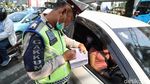 Ekspresi Pelanggar Ganjil Genap Saat Ditilang Polisi