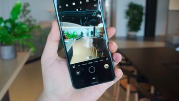 Tersedia slot microSD yang mendukung hingga 512 GB, sensor sidik jari di belakang bodi, jack audio 3,5 mm, dual SIM dan tombol khusus Google Assistant.  Foto: Tech Advisor