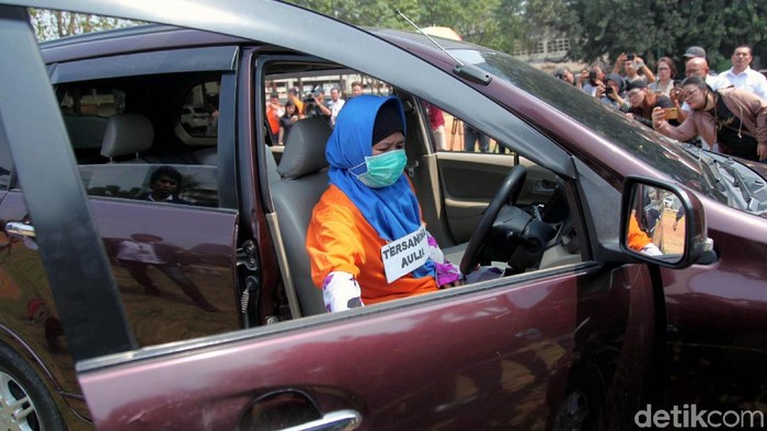 Polisi gelar rekonstruksi lanjutan kasus pembunuhan Pupung-Dana. Rekonstruksi lanjutan ini untuk memperagakan adegan tersangka membakar jasad kedua korban.