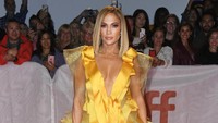 Penyanyi yang akrab disapa J-Lo itu tampil dengan gaun kuning menyapu lantai. Frazer Harrison/Getty Image