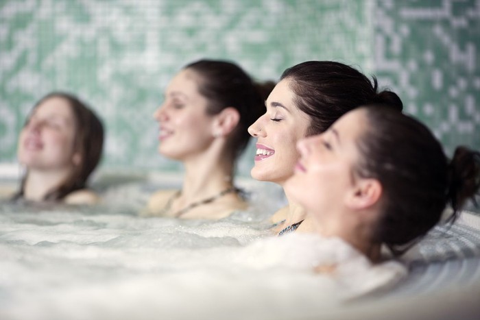 Ilustrasi manfaat berendam air hangat. Foto: iStock Ilustrasi manfaat berendam air hangat. Foto: iStock