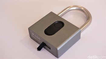 Di dalamnya terdapat baterai lithium berkapasitas 260 mAh. Dapat bertahan hingga 180 hari (lima kali pengembokan sehari). Bila baterai habis bisa diisi ulang. Foto: Adi Fida Rahman/detikINET