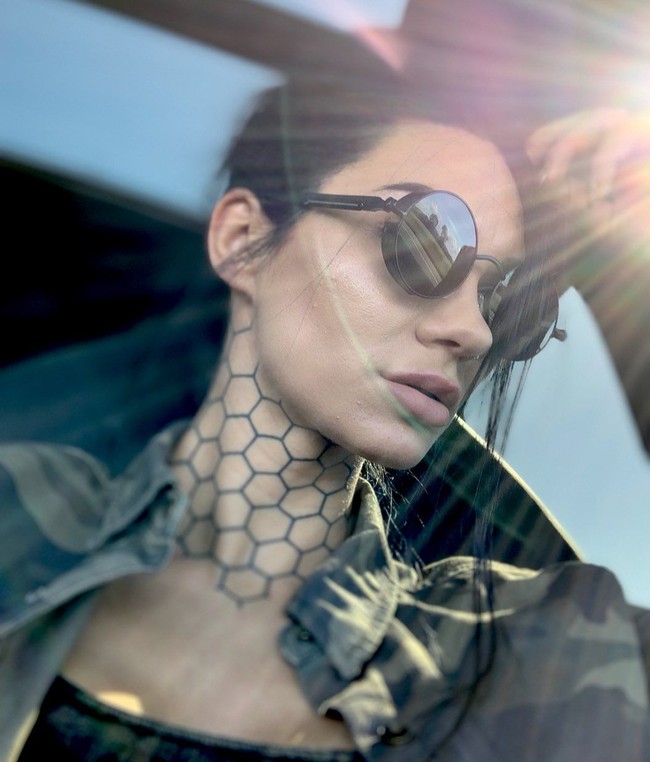 Tema sarang lebah adalah ide suami saya sebagai pengisi di tulang kering kanan saya, ketika saya pertama kali mulai mendapatkan tato yang benar sekitar enam tahun yang lalu. Kami kemudian terus menggunakan ini sebagai pengisi di kedua lengan kakiku dan masuk akal untuk mengusung tema sarang lebah di tubuhku, tutur Bee. Foto: Instagram