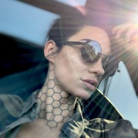 Tema sarang lebah adalah ide suami saya sebagai pengisi di tulang kering kanan saya, ketika saya pertama kali mulai mendapatkan tato yang benar sekitar enam tahun yang lalu. Kami kemudian terus menggunakan ini sebagai pengisi di kedua lengan kakiku dan masuk akal untuk mengusung tema sarang lebah di tubuhku, tutur Bee. Foto: Instagram