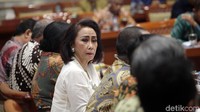 Pansel capim KPK sempat curhat ke Komisi III DPR. Ketua pansel capim KPK Yenti Garnasih menyebut 9 orang yang berada di pansel tersebut sudah dikritik sejak diumumkan Presiden Jokowi untuk bertugas menyeleksi capim KPK. Yenti mengatakan berbagai tudingan pada pansel adalah tidak benar.