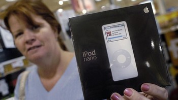 Pada periode belanja akhir tahun di Amerika Serikat, iPad Nano juga menjadi salah satu barang yang sangat populer. (Foto: William Thomas Cain/Getty Images)