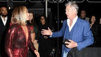 Dalam acara tersebut aktris berusia 50 tahun itu juga tampak mengobrol dengan David Foster. Frazer Harrison/Getty Image