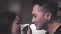 Menyuapi sang istri, Demian terlihat super bahagia. Nampak ada nasi berlauk lengkap yang ada di piring. Foto: Instagram _demianaditya_