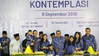 SBY berfoto bersama anak, menantu, cucunya seusai acara.