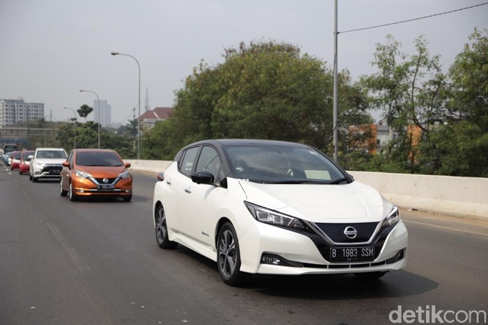 Konvoi kendaraan listrik dari Jakarta menuju Serpong