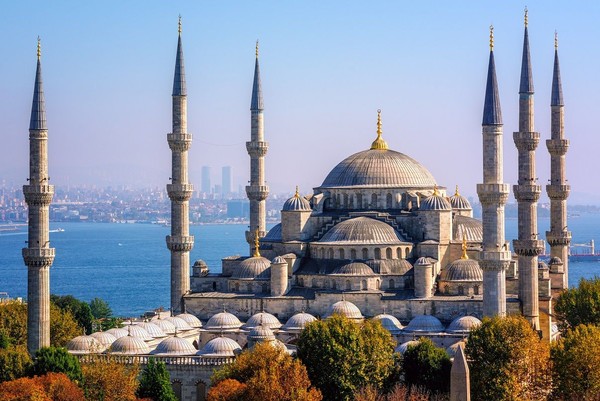 Blue Mosque di Turki memiliki 6 menara tinggi dengan pemandangan laut cantik di belakangnya. Di dalamnya, traveler juga bisa melihat megahnya Masjd dengan interior mewah. Sekalian ibadah, bisa juga berwisata religi (Agoda) Blue Mosque di Turki memiliki 6 menara tinggi dengan pemandangan laut cantik di belakangnya. Di dalamnya, traveler juga bisa melihat megahnya Masjd dengan interior mewah. Sekalian ibadah, bisa juga berwisata religi (Agoda)
