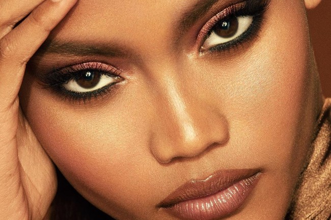 Kim bahkan menggungah satu foto yang hanya menampilan close-up wajah Laras. Perempuan kelahiran Balikpapan, Kalimantan Timur, 21 tahun lalu itu, memberikan ekspresi fierce terbaiknya di pemotretan tersebut. (Foto: Instagram/@kimkardashian)