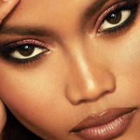 Kim bahkan menggungah satu foto yang hanya menampilan close-up wajah Laras. Perempuan kelahiran Balikpapan, Kalimantan Timur, 21 tahun lalu itu, memberikan ekspresi fierce terbaiknya di pemotretan tersebut. (Foto: Instagram/@kimkardashian)